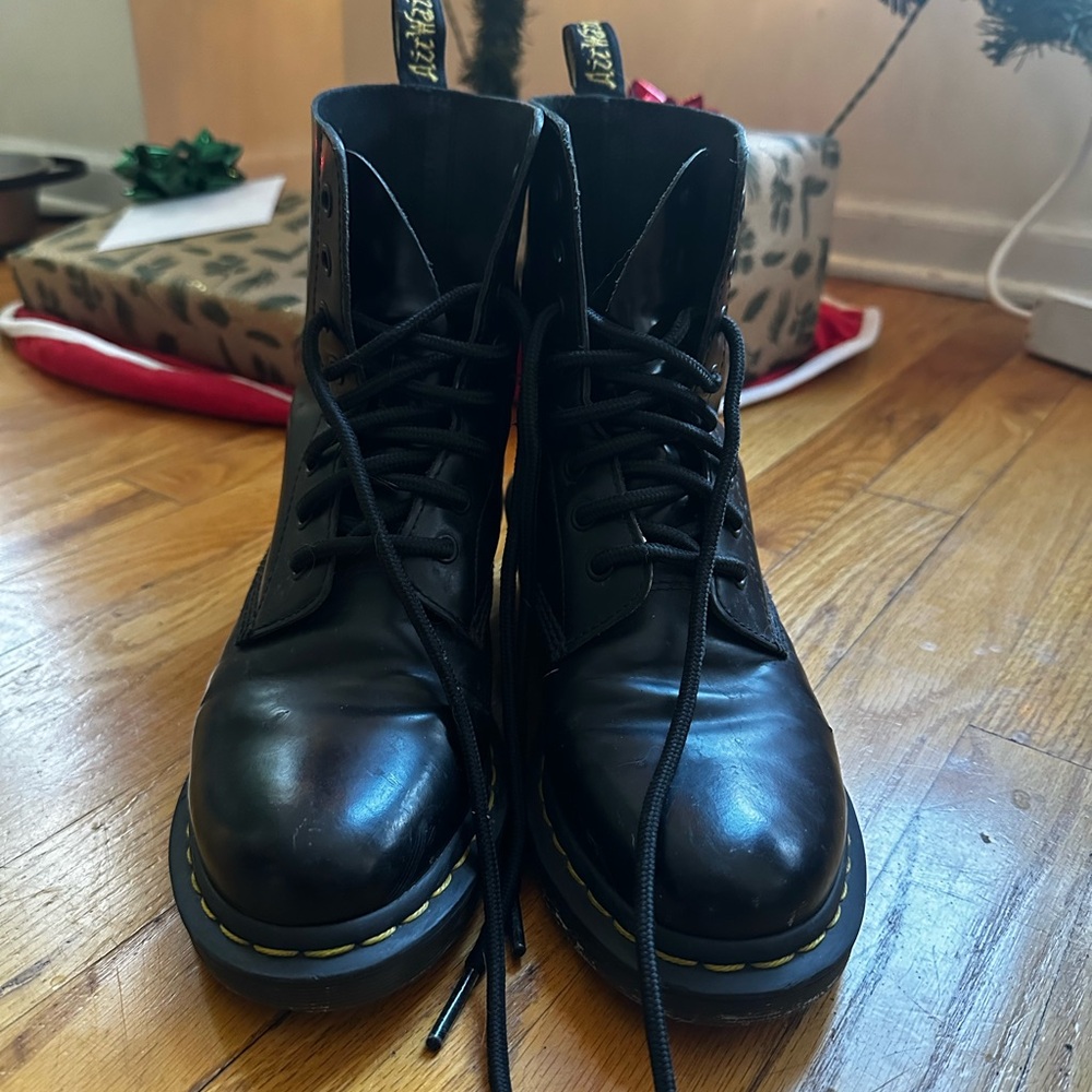 Women’s size 9 discontinued Dr Martens bouncing soles airwair